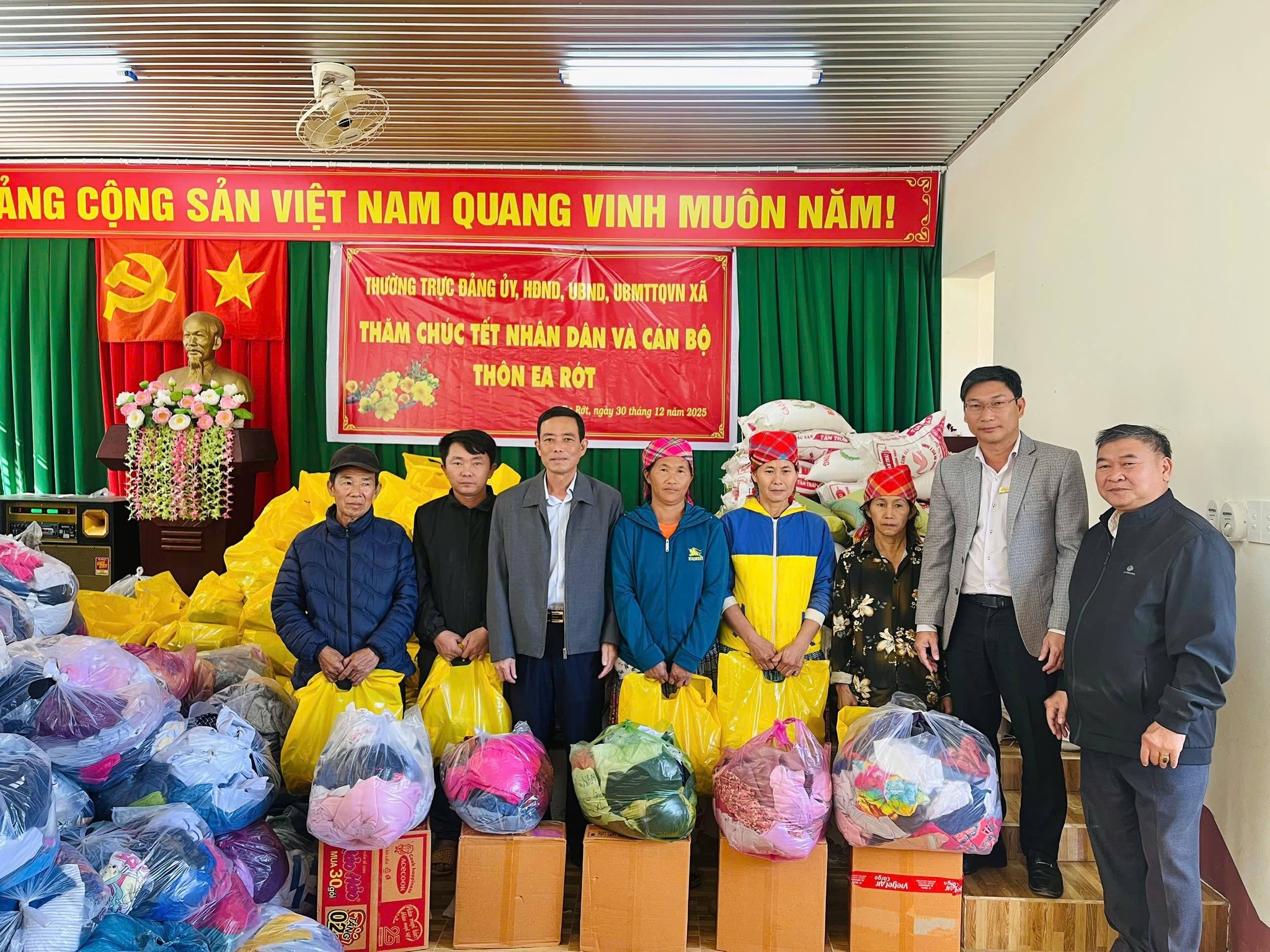 Lãnh đạo Thường trực Đảng ủy, HĐND, UBND, UB MTTQ xã Cư Pui thăm, chúc Tết Nhân dân và cán bộ thôn Ea Rớt